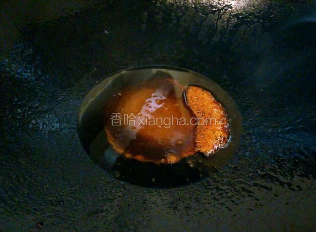 煮至白糖融化颜色变深，泡泡向周围散去糖色就炒好了。