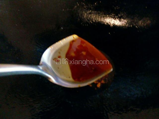 炒好的糖色颜色深红。