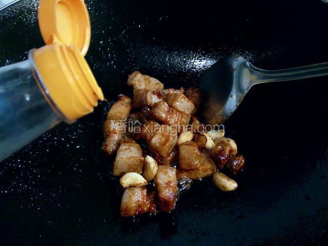沿锅边淋入少许料酒翻炒片刻。