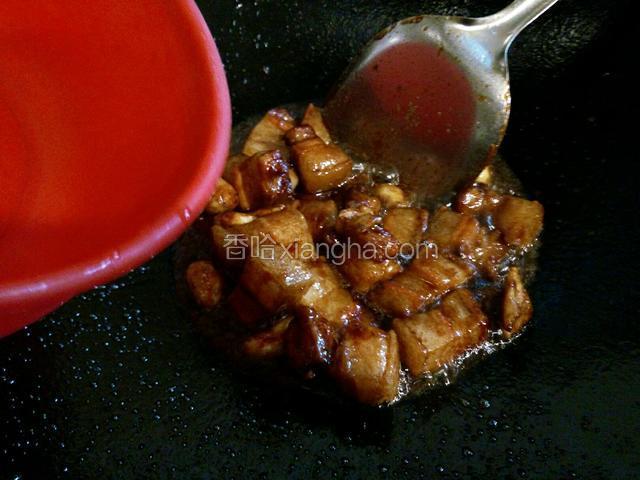 倒入小碗清水没过五花肉。