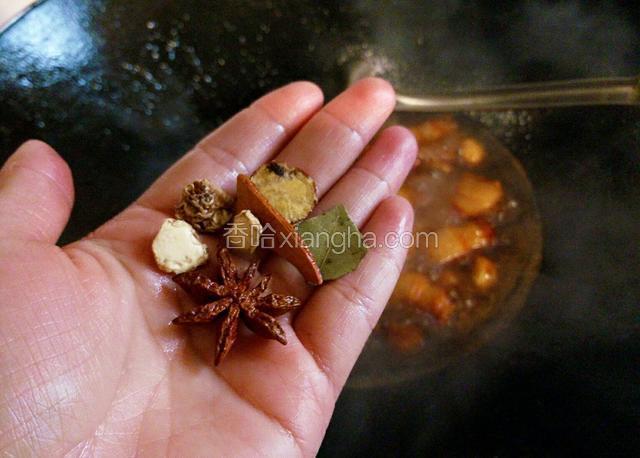 加入八角桂皮等大料。