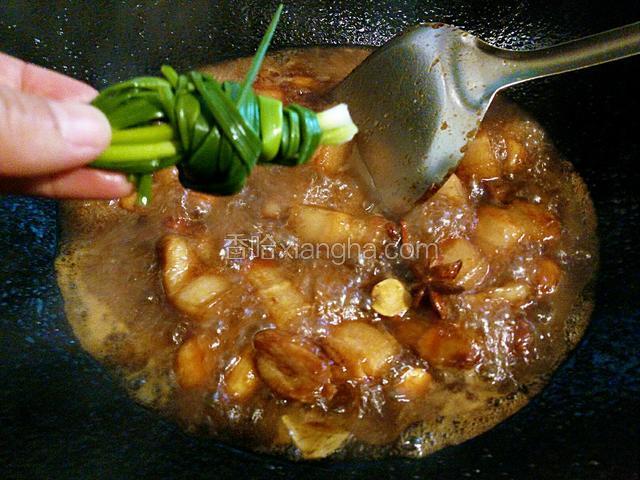 葱打成结放入。