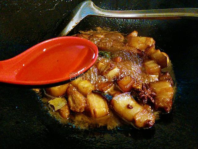 炖至肉煮软汤汁剩不多的时候加入一勺蜂蜜，加锅盖中小火煮至汤汁剩一点，调入鸡精拌匀即可出锅。（汤汁别收太干，可以拌饭吃）