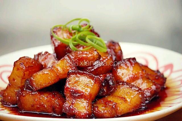 盛出装盘，葱撕成条自然卷曲装饰。