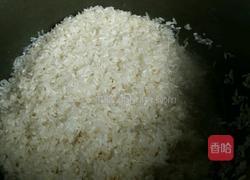 土豆臘腸燜飯的做法圖解2