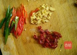 干煸腊味菜花的做法图解2