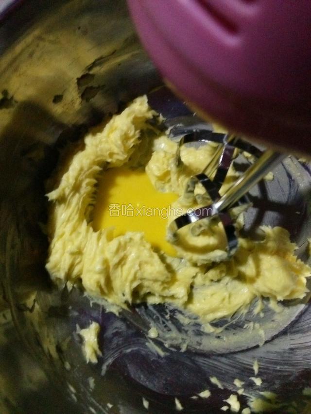 分三次加入入鸡蛋液，每加一次都要等完全打匀吸收再加下一次。