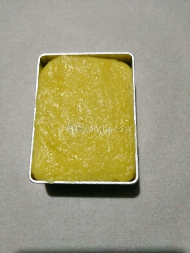 放入模具压平。