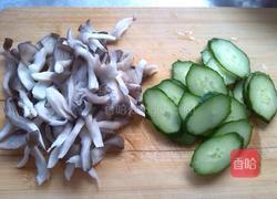 蘑菇鸡蛋汤的做法图解2