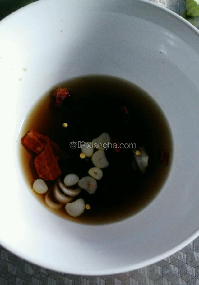 倒入生抽、醋、盐、香油搅拌均匀，调成料汁备用