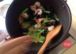 芹菜炒木耳的做法图解10