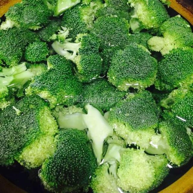 西兰花一个摘成小朵用盐水泡十几分钟