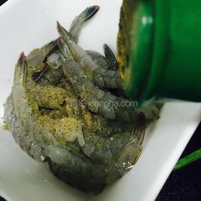 虾去头壳和虾线用胡椒粉腌制