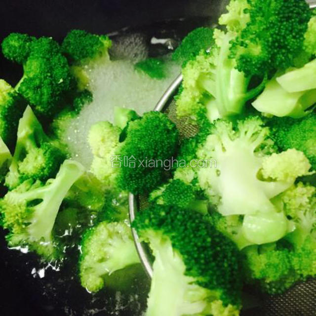 捞出西兰花沥干水份备用