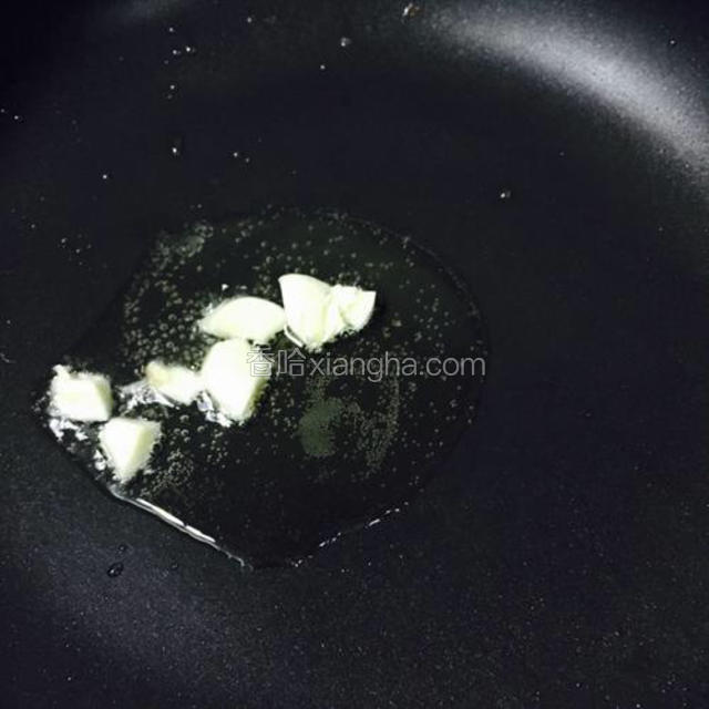 锅中倒入少量油放入蒜爆香