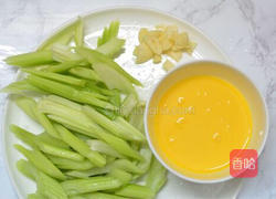 鸡蛋炒芹菜的做法图解1