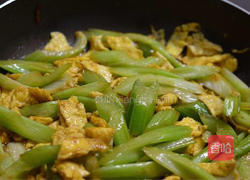 鸡蛋炒芹菜的做法图解6