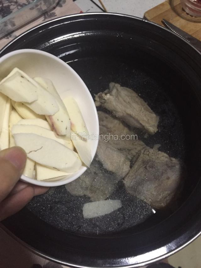 清洗好的大骨头倒入电压力煲的器皿后加入山药