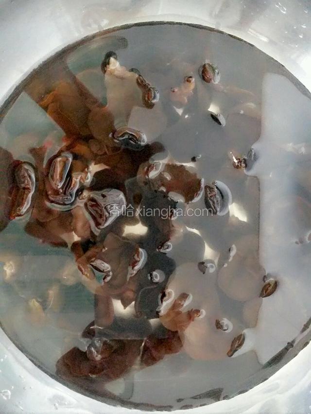 木耳用温水泡开。