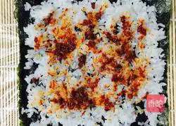 Illustration of how to make spicy ham and meat floss sushi 6