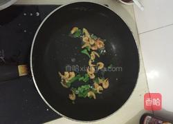 虾仁清汤面的做法图解3