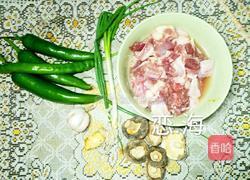 青椒炒鸭肉的做法图解1