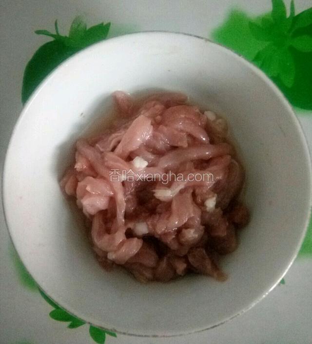 猪肉内放入酱油，料酒，水淀粉搅匀。榨菜用清水洗一下去咸味。