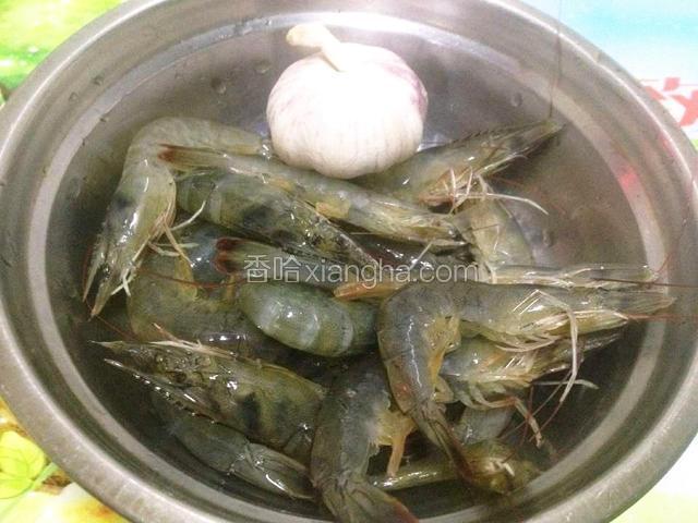 备好材料,虾去虾线,洗净备用.