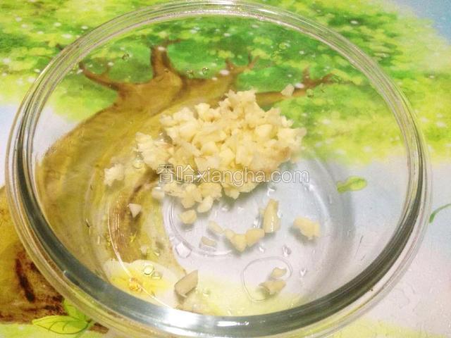 把虾用油、生抽、盐、料酒腌制20分钟(这一步图忘拍了),蒜头剁成蒜沫.