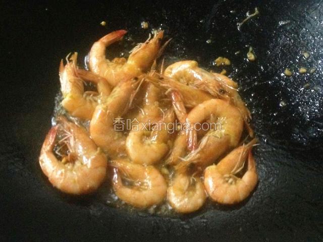 翻炒5分钟,调入老抽.