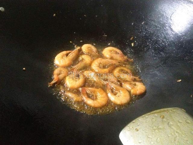 加入适量清水,焖5分钟,然后大火收汁,关火,美味完成了！