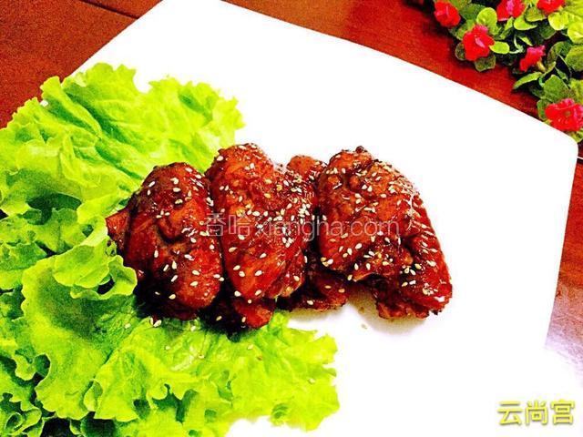 盘子铺上生菜鸡翅中摆上，撒上芝麻。一款酸甜可口的美味红烧鸡翅中就摆上餐桌。