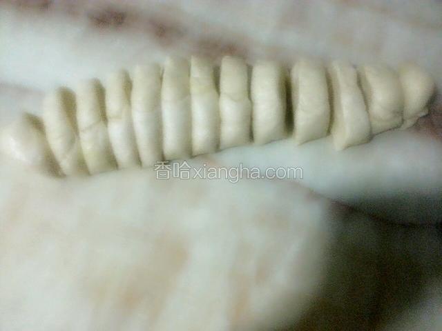 搓长条切小块，两个叠一起用筷子按压，拧一把。