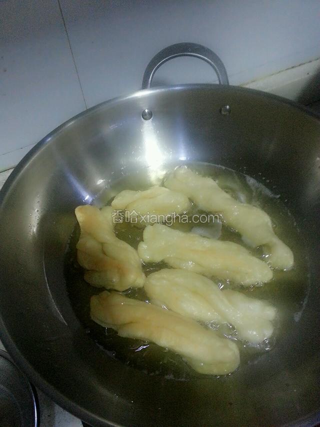 炸至金黄色捞出。