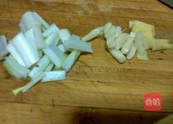 西芹木耳白玉菇的做法图解2