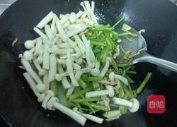西芹木耳白玉菇的做法图解9