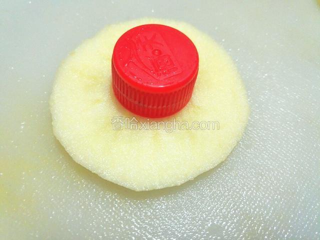 用矿泉水瓶盖把苹果中心去掉