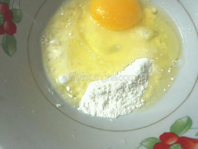 取一个碗放入适量面粉打一个鸡蛋加少许白糖调成稠糊