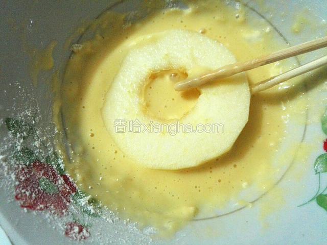 取苹果圈裹上一层面糊