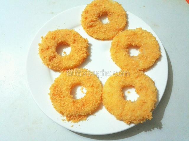 沾好面包糠的苹果圈置盘备用
