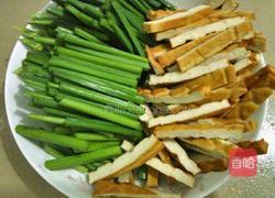 韭菜苔炒香干的做法图解2