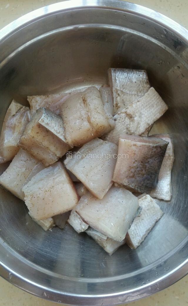 把鲢鱼身切成4厘米左右的块，放入盆里，加1小勺盐，1大勺料酒，1/2小勺花椒粉，少量胡椒粉码味60分钟。