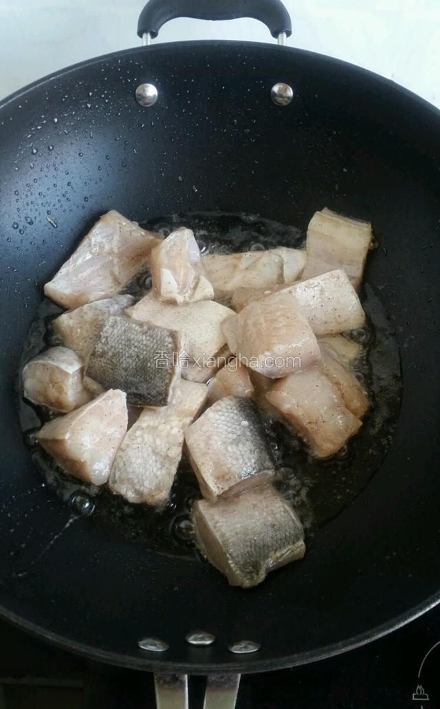 锅内放150克食用油，微热后把鲢鱼块滑入锅过下油，捞出来待用。