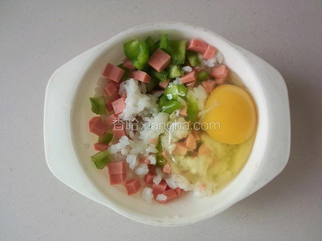 把青椒丁，火腿丁，鸡蛋，花椒粉，盐倒入米饭碗里！