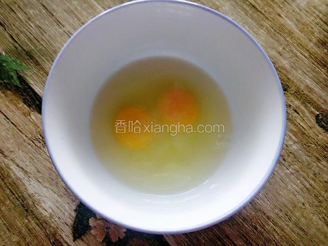 取少许盐，放入鸡蛋中