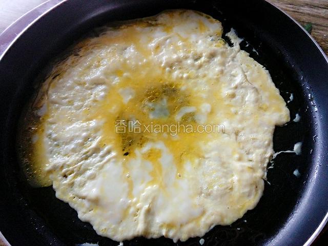 锅中热油，倒入蛋液