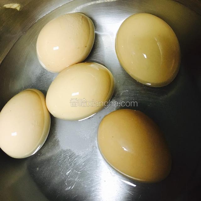 鸡蛋洗净入锅中倒入一碗水，漫过鸡蛋半腰即可，盖上锅盖中火煮开！（水中加少许盐）