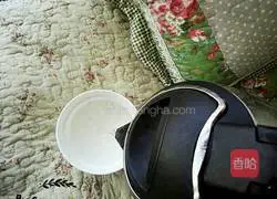 Illustration of how to cook grass jelly with red beans 3