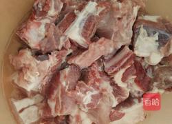 排骨土豆炖豆角的做法图解1