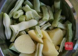 排骨土豆炖豆角的做法图解3